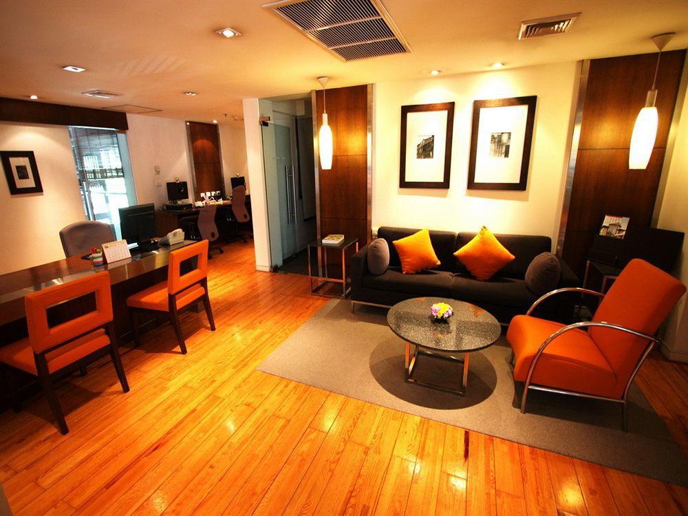 Triple Two Silom Hotel Bangkok Bagian luar foto
