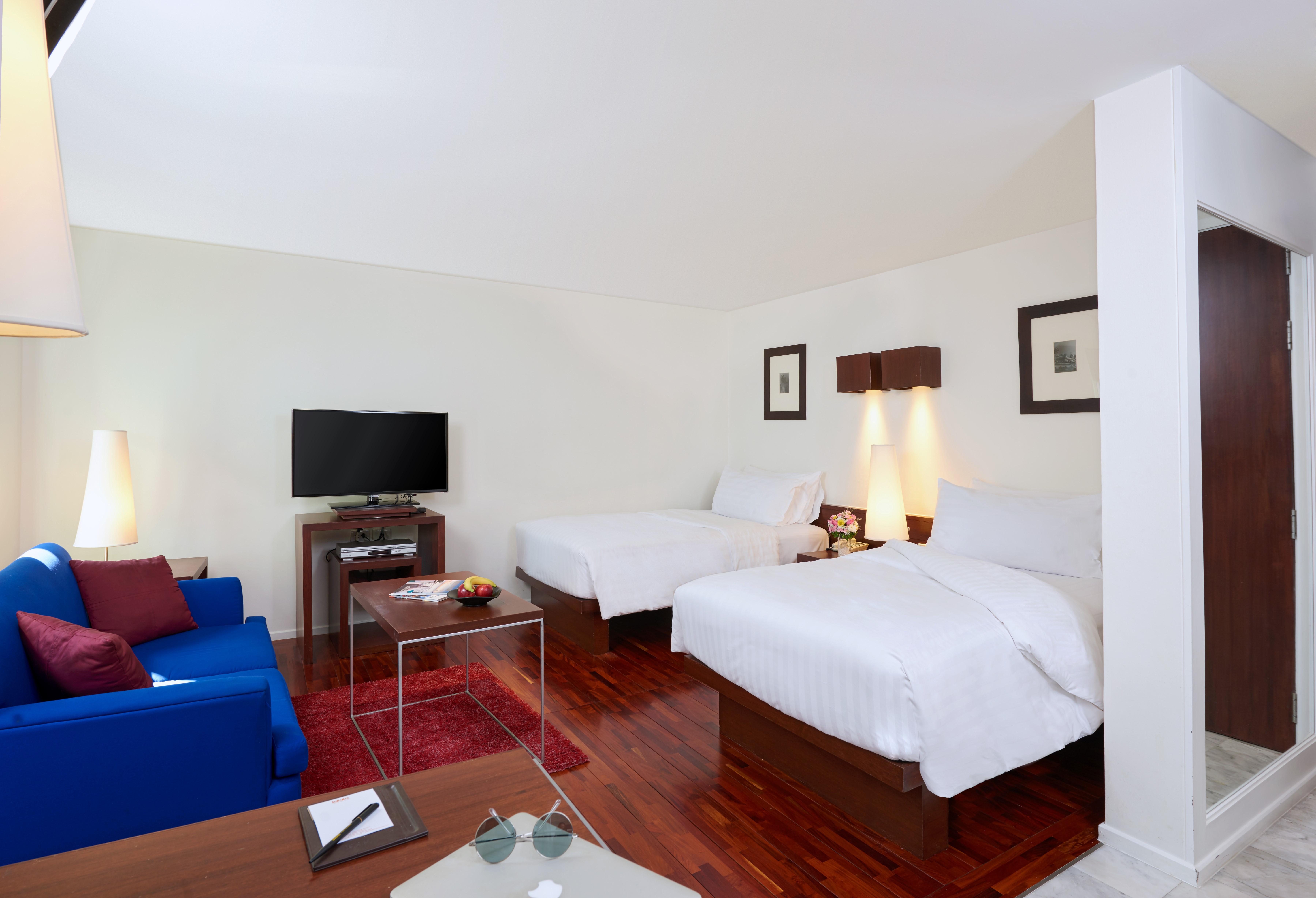 Triple Two Silom Hotel Bangkok Bagian luar foto