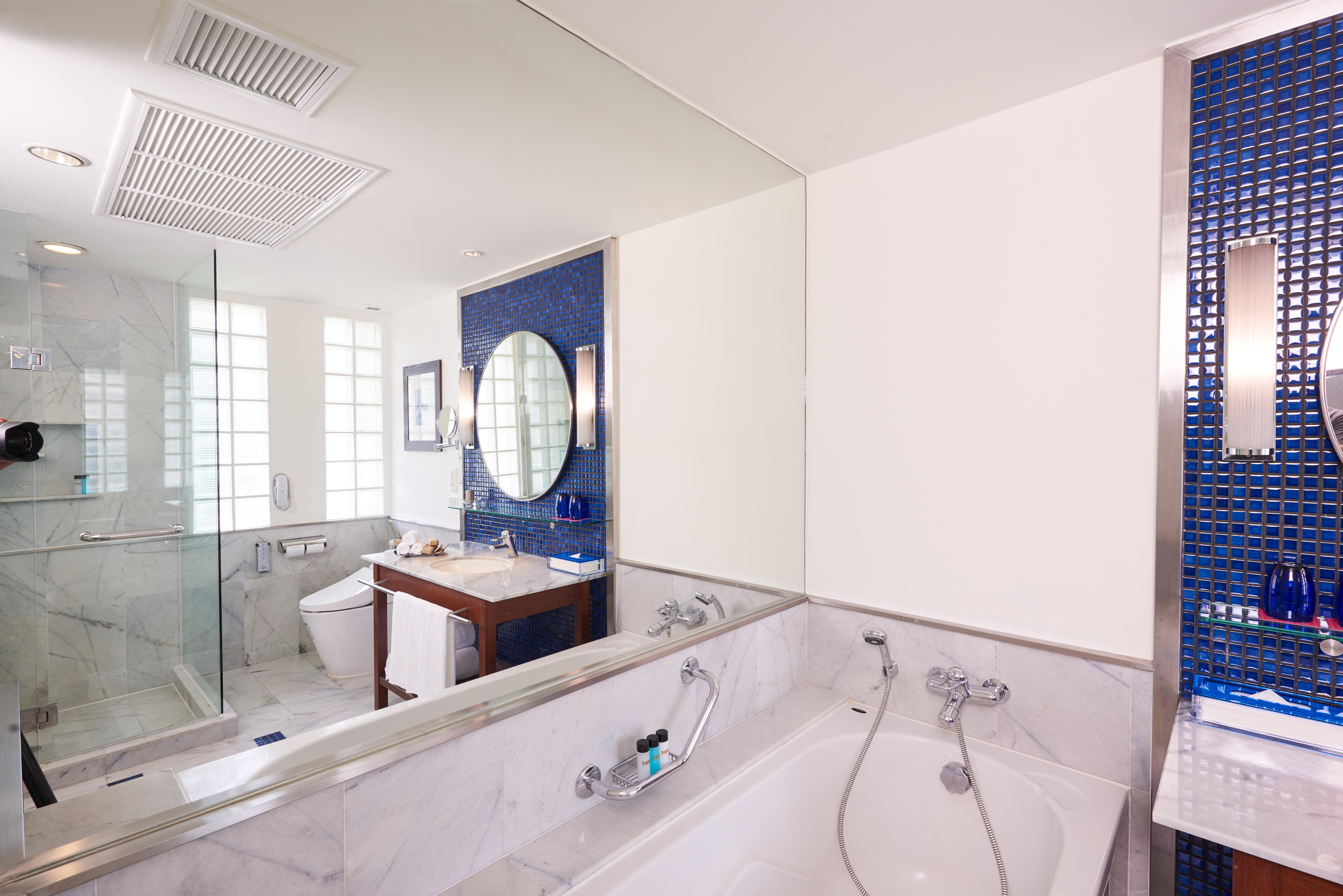 Triple Two Silom Hotel Bangkok Bagian luar foto