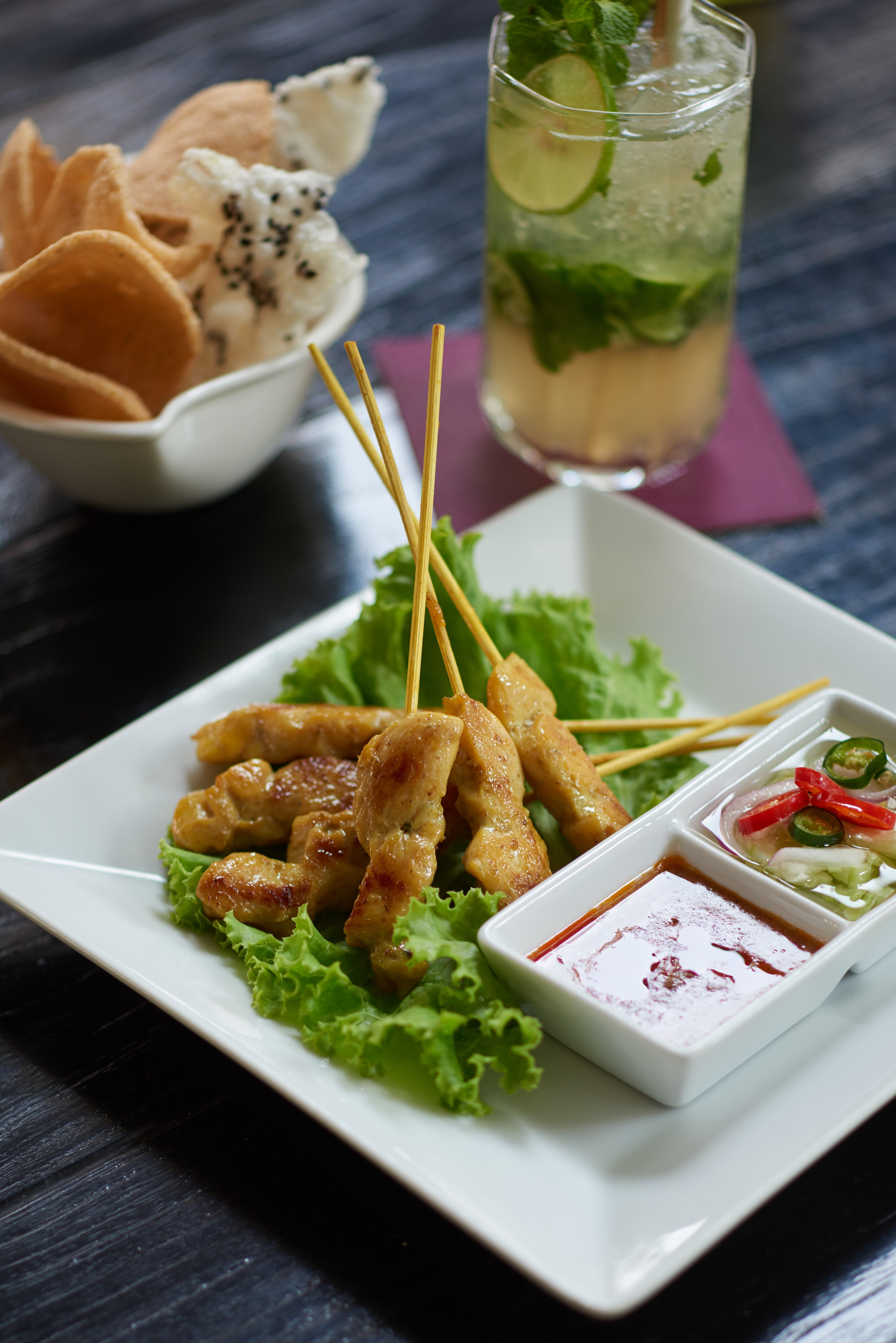 Triple Two Silom Hotel Bangkok Bagian luar foto