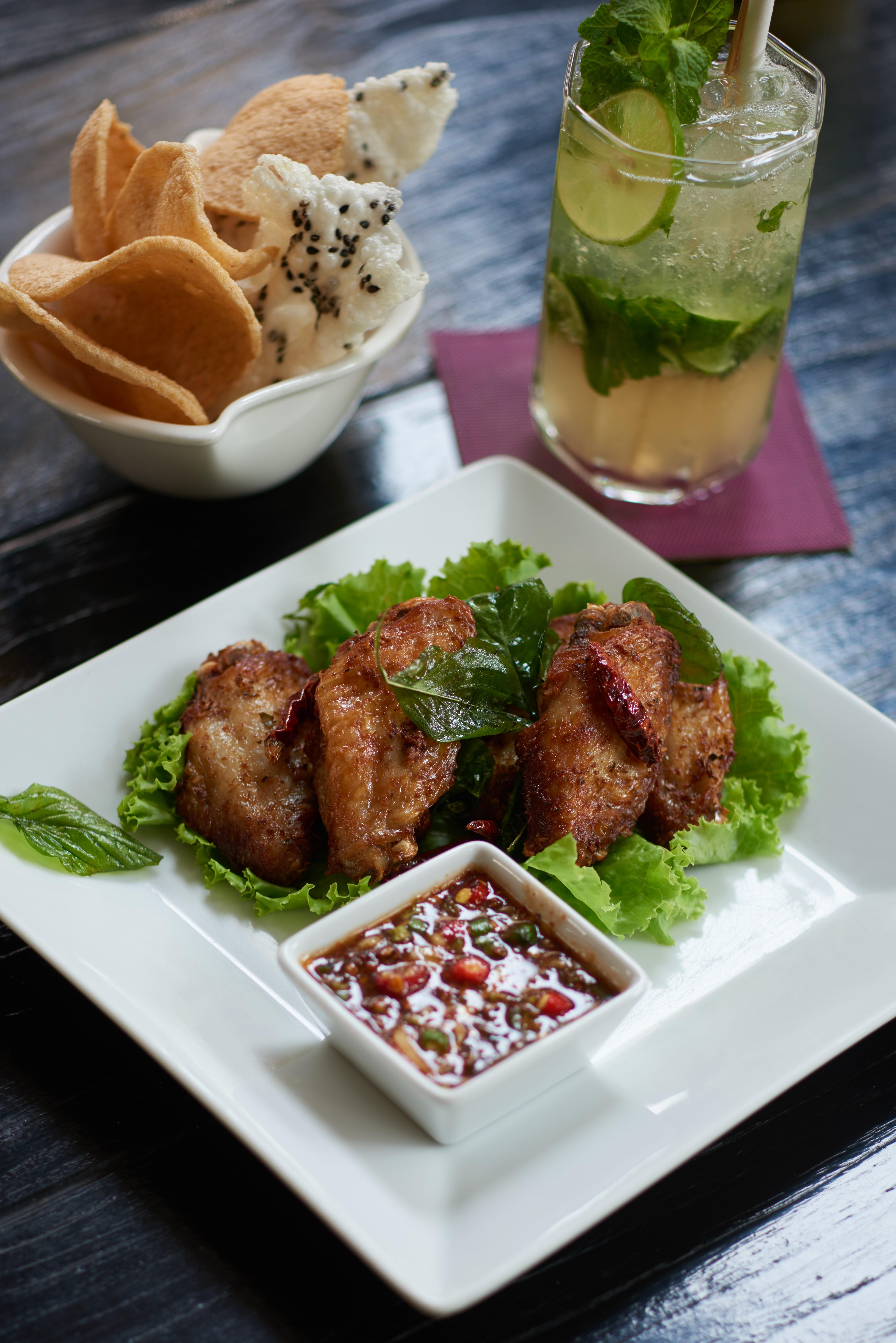 Triple Two Silom Hotel Bangkok Bagian luar foto