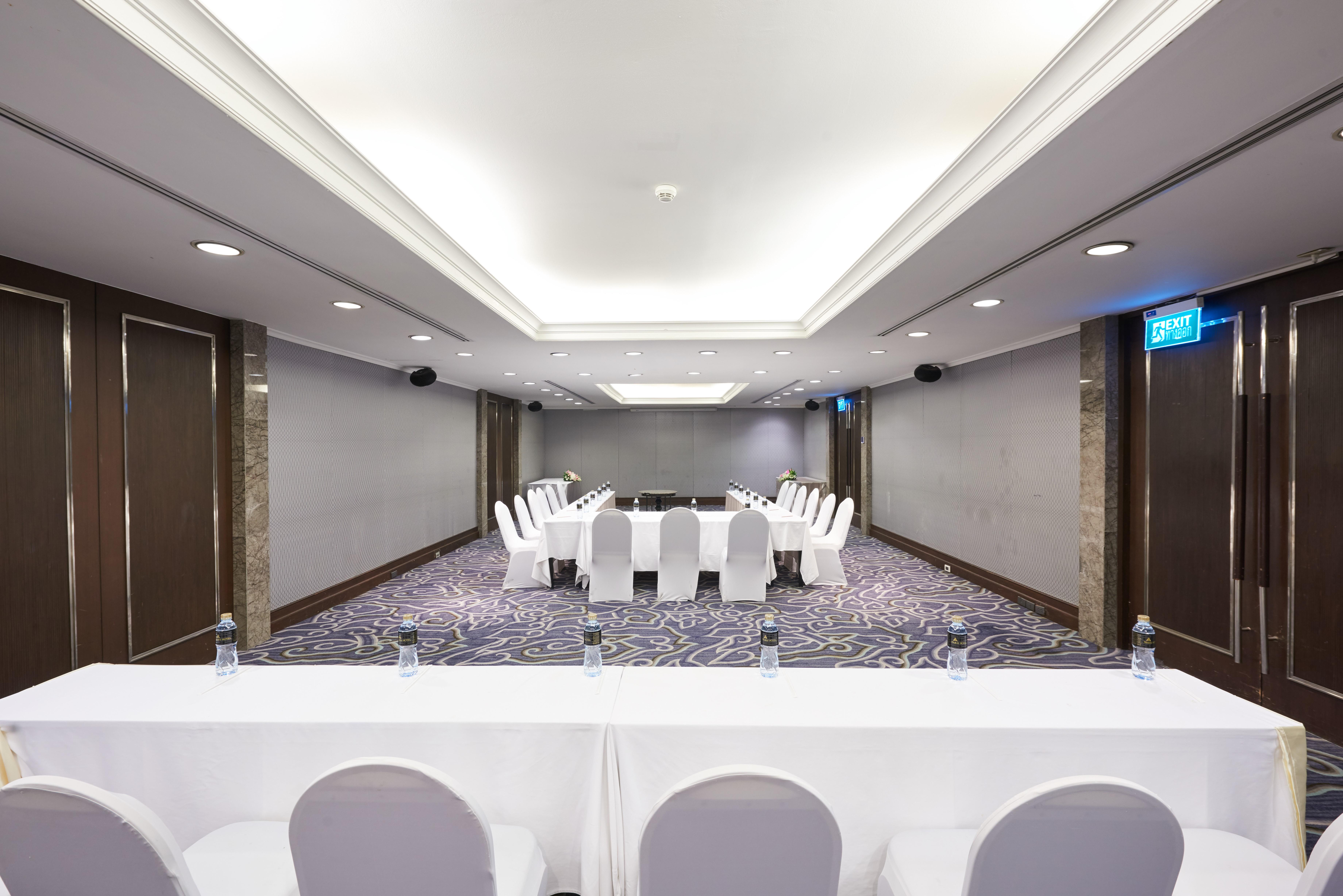 Triple Two Silom Hotel Bangkok Bagian luar foto