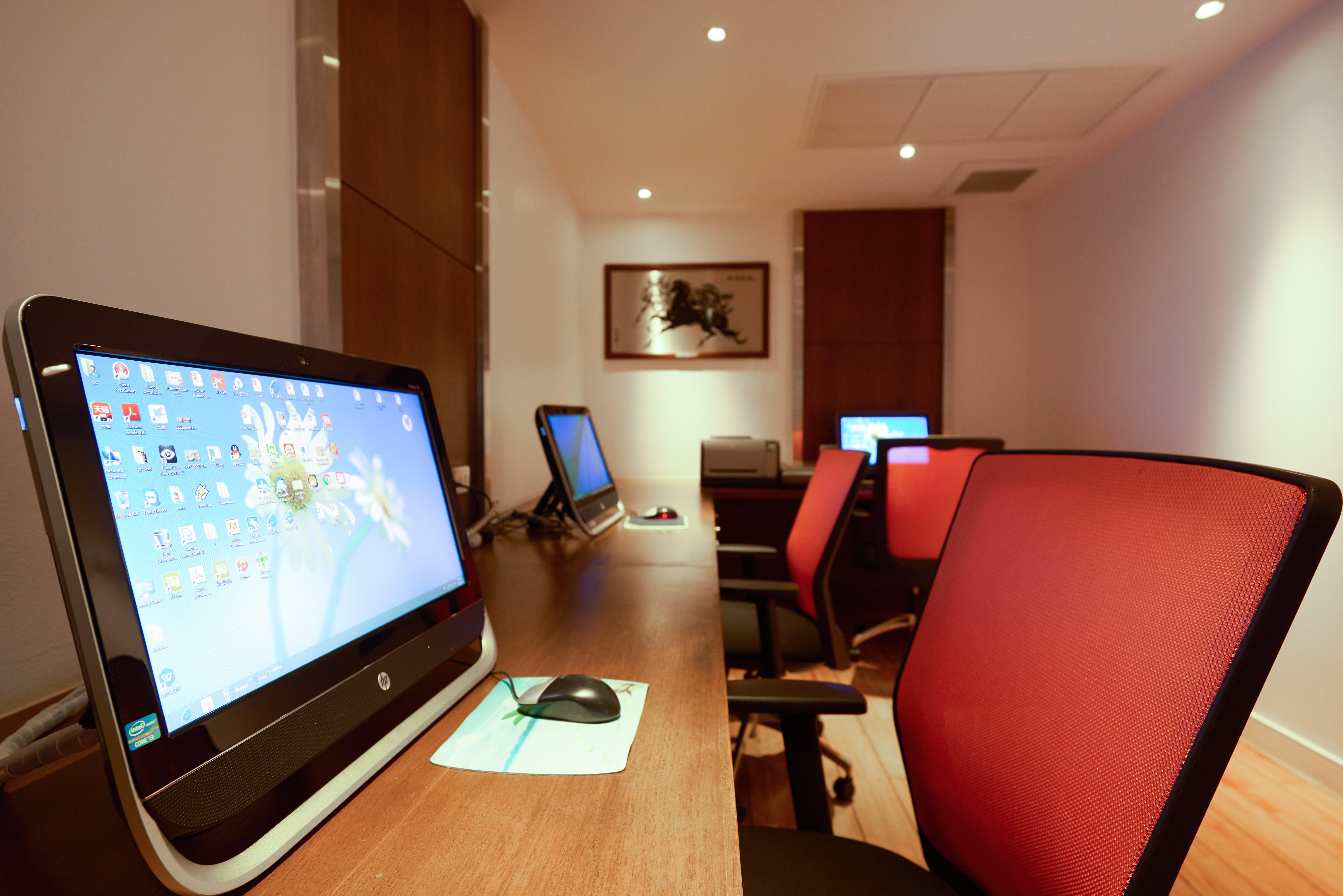 Triple Two Silom Hotel Bangkok Bagian luar foto
