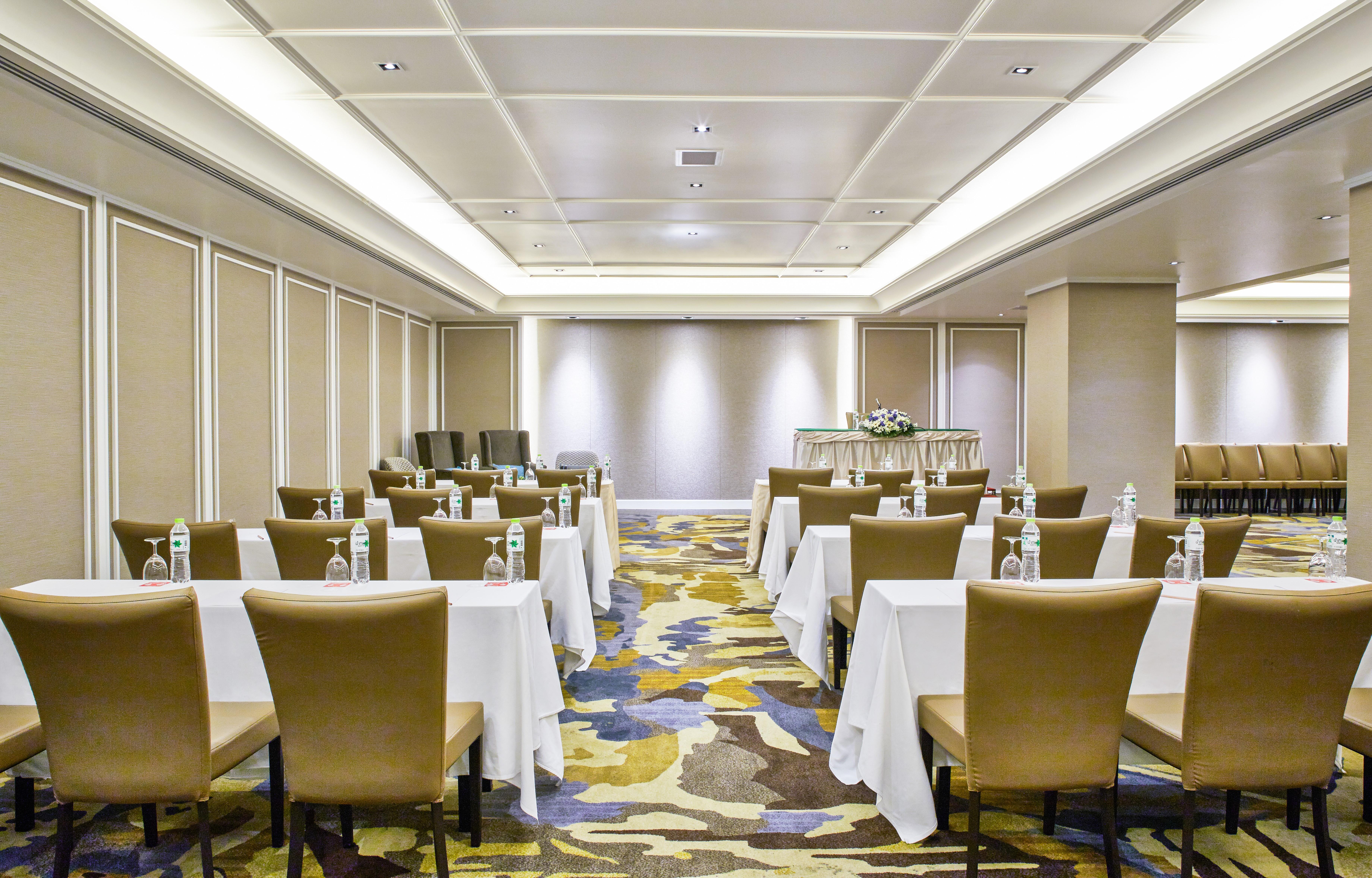 Triple Two Silom Hotel Bangkok Bagian luar foto