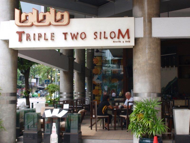 Triple Two Silom Hotel Bangkok Bagian luar foto
