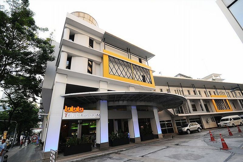 Triple Two Silom Hotel Bangkok Bagian luar foto
