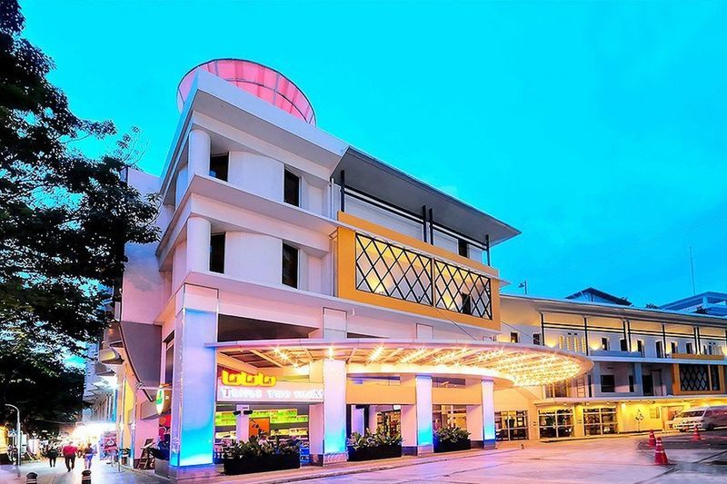 Triple Two Silom Hotel Bangkok Bagian luar foto