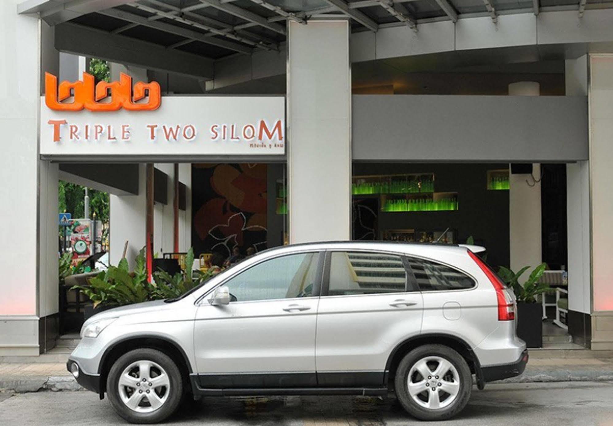 Triple Two Silom Hotel Bangkok Bagian luar foto