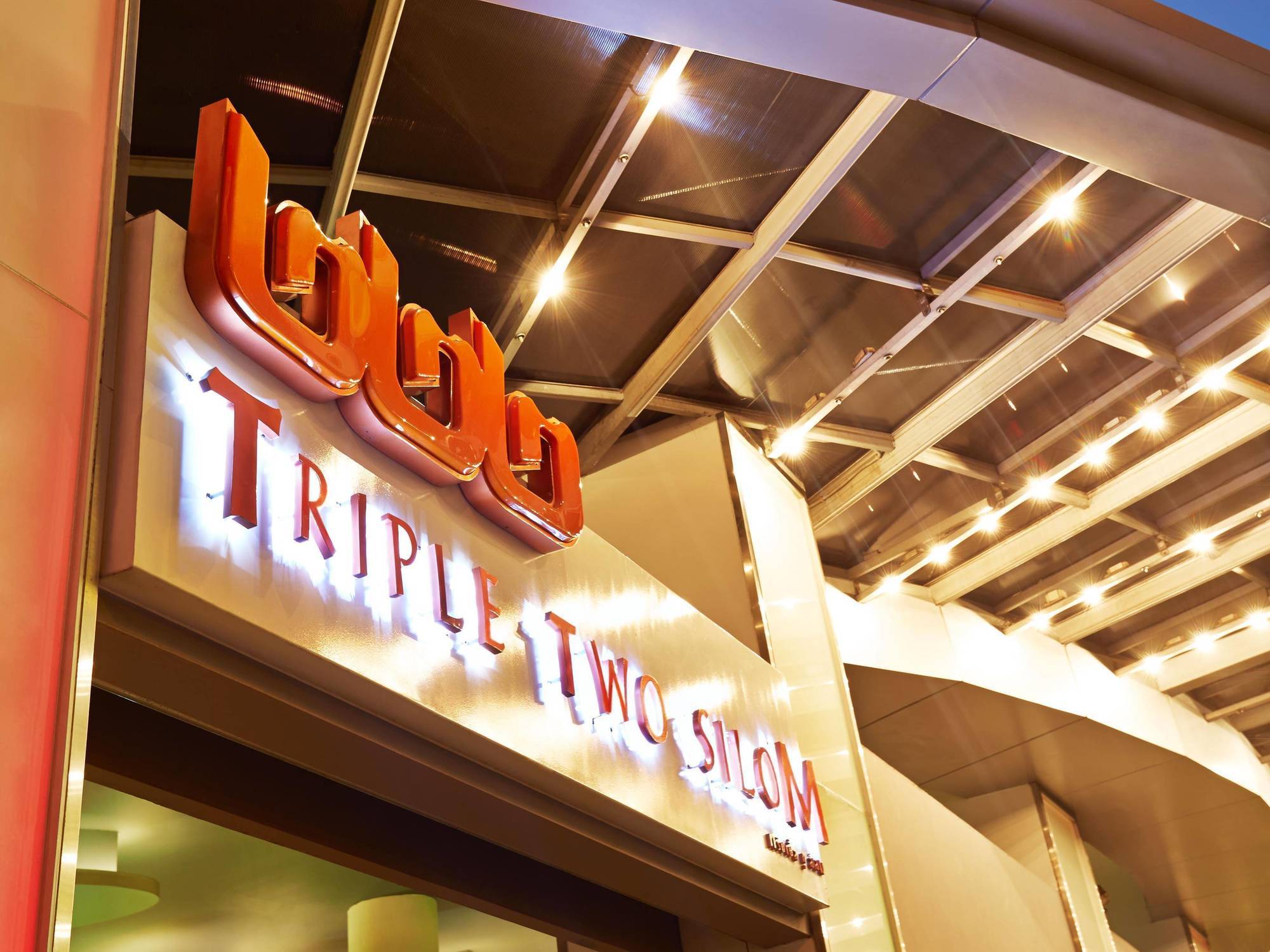 Triple Two Silom Hotel Bangkok Bagian luar foto