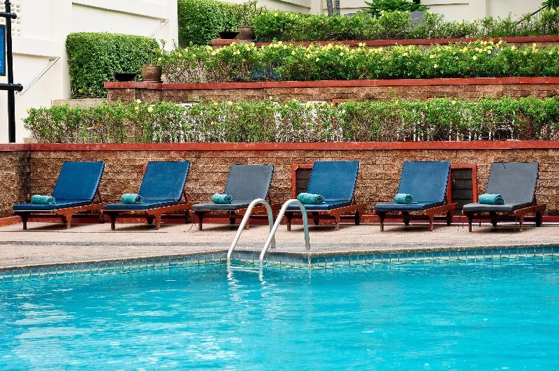 Triple Two Silom Hotel Bangkok Bagian luar foto