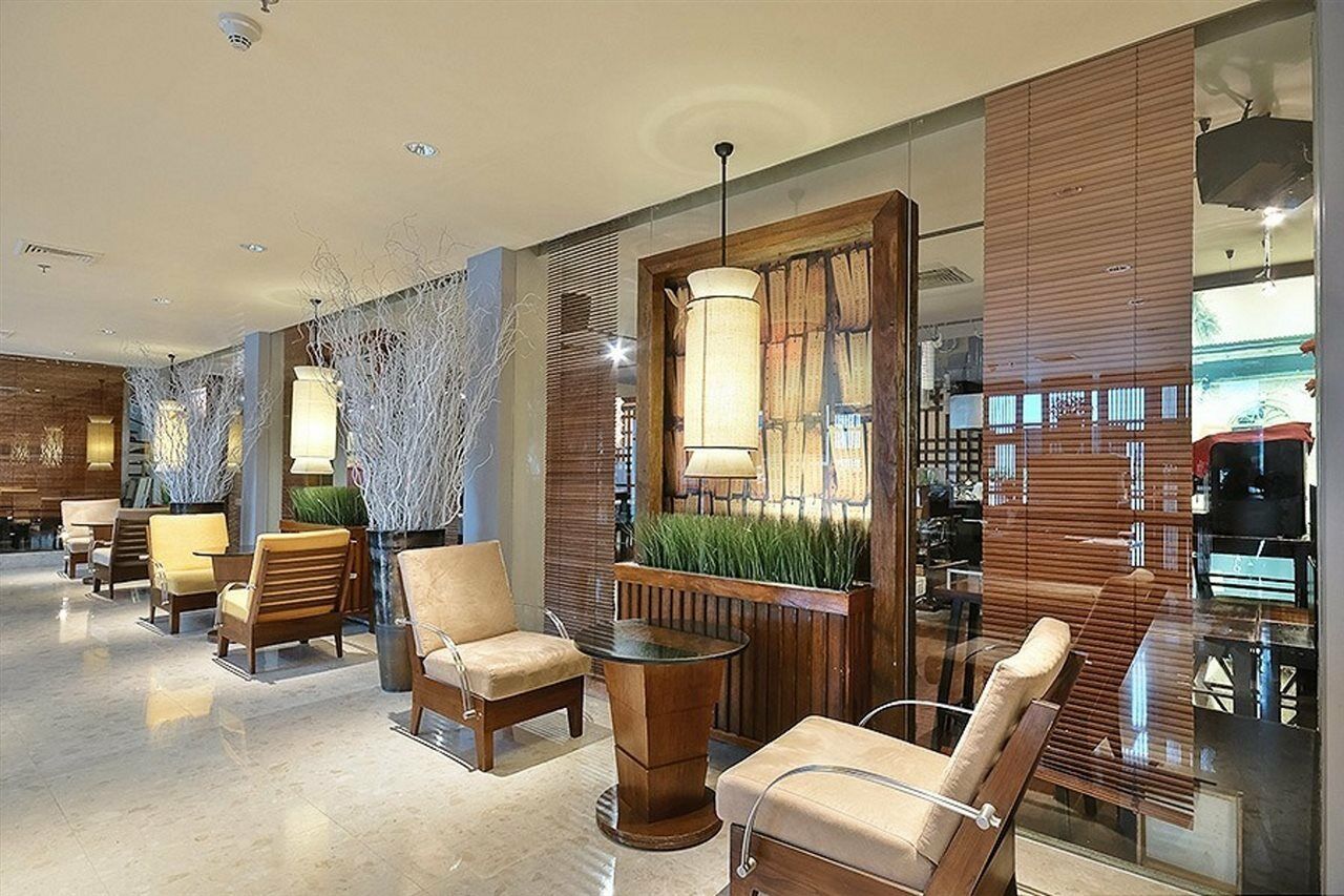 Triple Two Silom Hotel Bangkok Bagian luar foto
