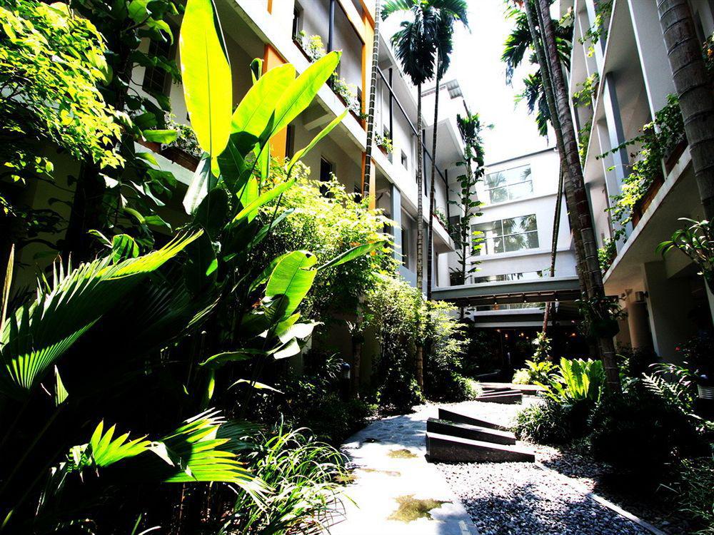 Triple Two Silom Hotel Bangkok Bagian luar foto
